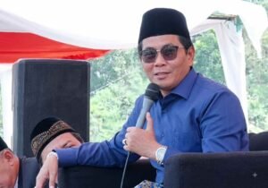 KH Anwar Zahid tetap lanjut ke Banjarnegara mengisi pengajian meski mobilnya ditabrak truk di Bojonegoro, Senin malam.