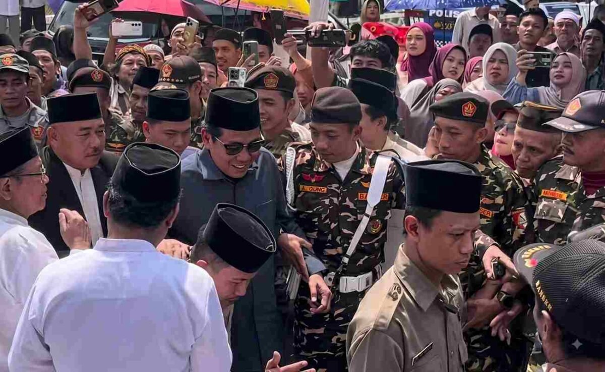 KH Anwar Zahid tetap lanjut ke Banjarnegara mengisi pengajian meski mobilnya ditabrak truk di Bojonegoro, Senin malam.