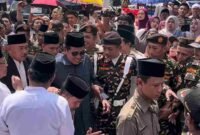 KH Anwar Zahid tetap lanjut ke Banjarnegara mengisi pengajian meski mobilnya ditabrak truk di Bojonegoro, Senin malam.