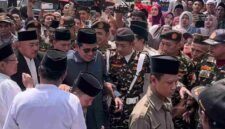KH Anwar Zahid tetap lanjut ke Banjarnegara mengisi pengajian meski mobilnya ditabrak truk di Bojonegoro, Senin malam.