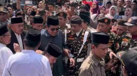 KH Anwar Zahid tetap lanjut ke Banjarnegara mengisi pengajian meski mobilnya ditabrak truk di Bojonegoro, Senin malam.