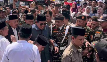 KH Anwar Zahid tetap lanjut ke Banjarnegara mengisi pengajian meski mobilnya ditabrak truk di Bojonegoro, Senin malam.