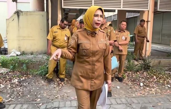 Wabup Sidoarjo Mimik Idayana sidak Rusunawa Pucang, mengungkap sederet persoalan serius, mulai dari sampah hingga bangunan yang tidak terawat